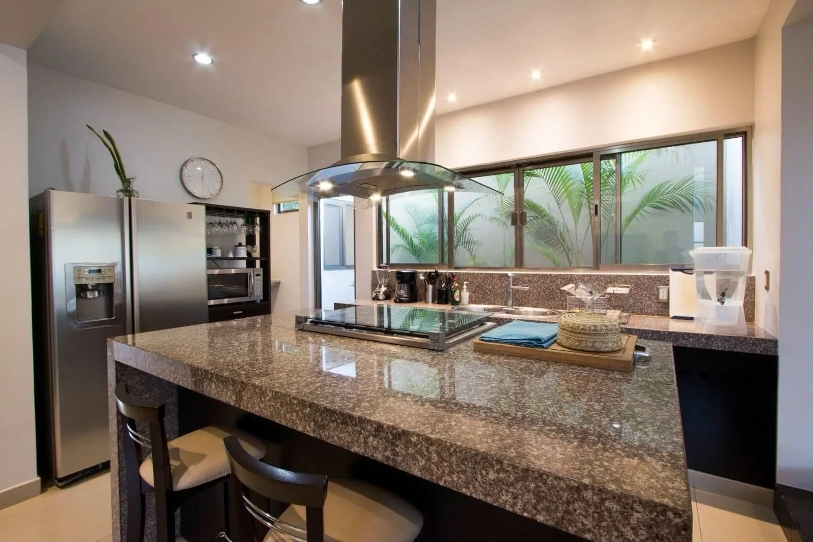 Shared kitchen and dining space at MindScape Retreat.