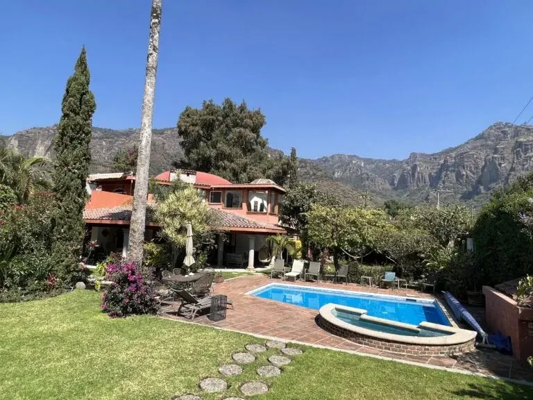 IbogaQuest treatment house and pool.