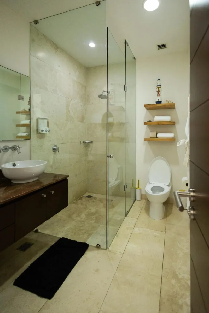 Guest bathroom pictured in Kambo’s retreat gallery.