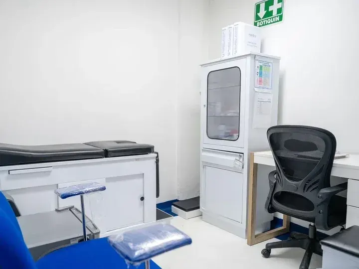 Nursing-station desk and chair at Mind-U