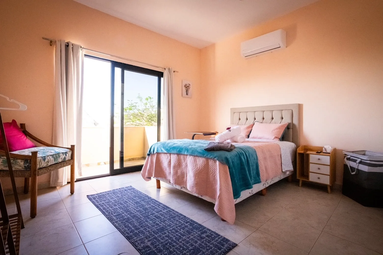 Guest bedroom with terrace doors at Viraha.