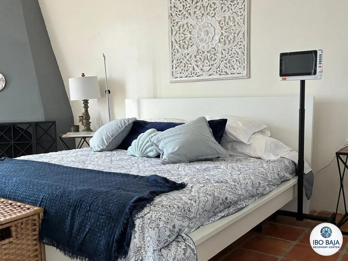 Bedroom with balcony doors at IboBaja.