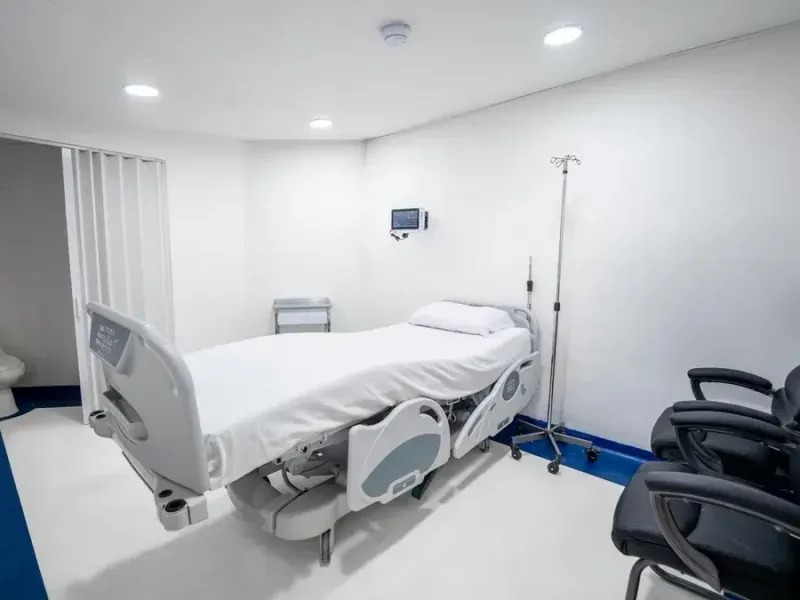 Hospital bed, chair and monitoring equipment in Mind-U stabilization room