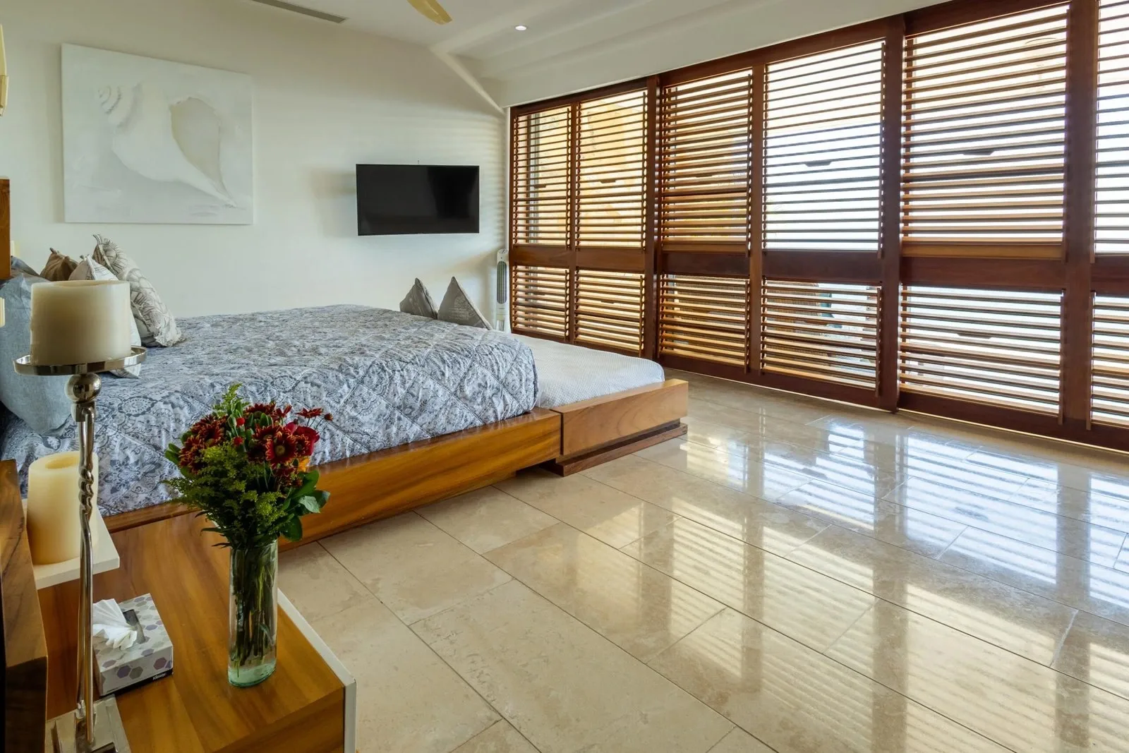 Private bedroom pictured in Kambo’s retreat gallery.