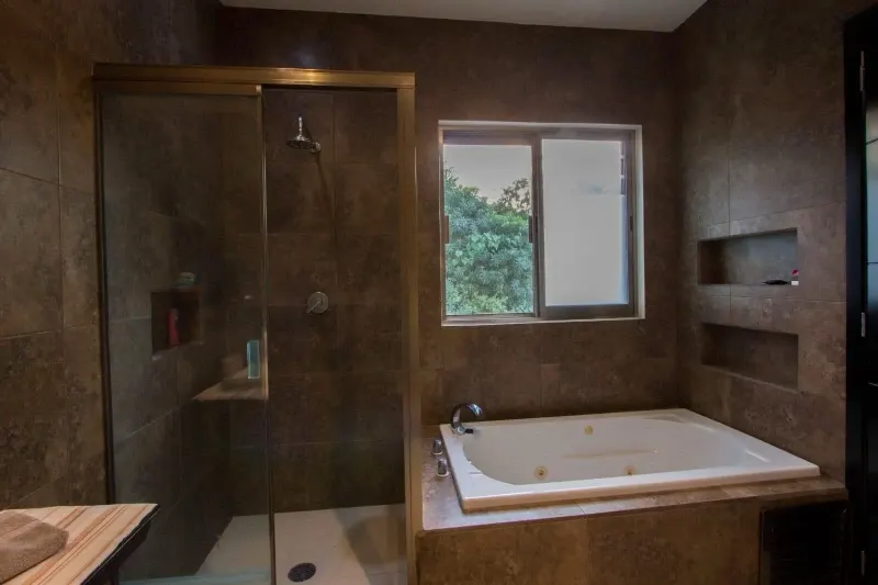 Guest bathroom at MindScape Retreat.